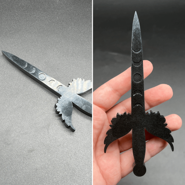 This small Poignard dagger is made using black resin and a touch of white resin that is barely visible at the blade tip and in the wing tips.