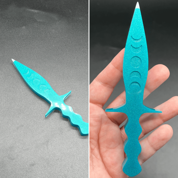 Turquoise resin pugio dagger